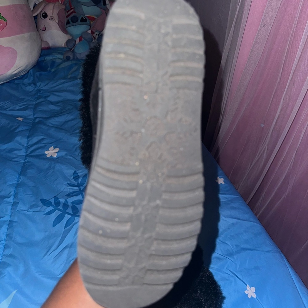 Size 3 kids bottoms barely worn. Great for the winter!